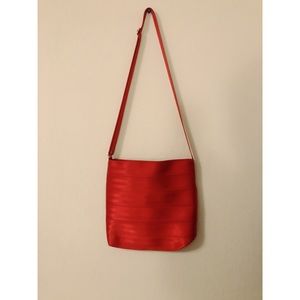 Harvey’s seatbelt streamline crossbody in scarlet